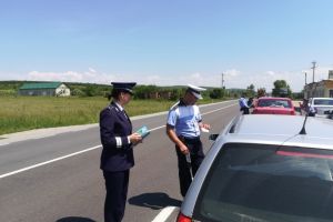 Șoferii care purtau centura de siguranţă au primit îngheţată de la poliţişti, pe DN 17