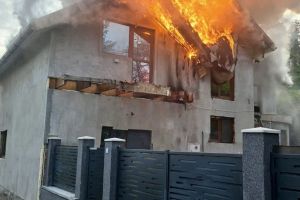 Chiar în aceste momente! Incendiu izbucnit într-o gospodărie din Argeş