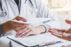 Schimbare importantă pentru milioane de români! De astăzi, anumite categorii de pacienţi primesc din nou bani din prima zi de concediu medical