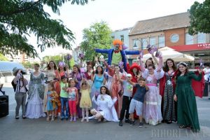 Festivalul de Teatru Arcadia, promovat printr-o paradă a păpuşilor şi personajelor de basm (FOTO)