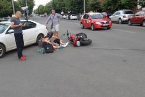 Accident de motocicletă pe strada Constantin Brâncuşi: Era în rochie şi cu sandale - FOTO