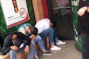 Tineri drogaţi, în faţă la Sora FOTO