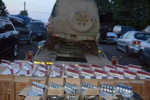 Focuri de armă pentru reţinerea unui jeep încărcat cu ţigări de peste 30.000 de euro