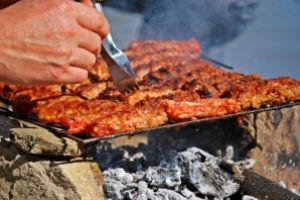 Toxinele din fumul de gratar pot fi absorbite prin piele