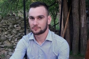 Tanarul care si-a ucis sotia, iar apoi incercat sa se sinucida, afla astazi daca va fi sau nu arestat 