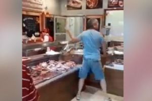 CARNE EXPIRATĂ şi SPĂLATĂ CU DERO, realitatea cruntă din România anului 2018. MÂNIA CLIENTULUI a devenit virală. VIDEO revoltător