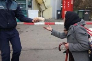 Cluj: Poliţist inimos. I-a luat de mâncare unei bunicuţe - VIDEO