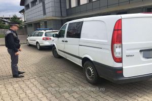 FOTO. Microbuz furat din Marea Britanie, descoperit de poliţiştii de frontieră din Negreşti Oaş