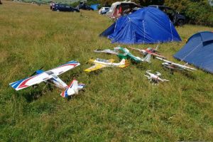 FOTO/ VIDEO: Festivalul ”Fun to Fly” la cea de-a XVII-a ediţie – Pasionaţii de aeromodelism s-au întâlnit din nou la Râpa Roşie