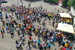 Vedete cu lipici: Mii de orădeni s-au strâns la Stadionul Municipal ca să primească autografe şi să facă fotografii cu starurile fotbalului românesc (FOTO)