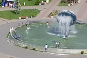 VIDEO/ ȘTIREA TA: S-a dat startul la marea bălăceală de la Alba Iulia! Fântâna arteziană din Parcul Unirii transformată din nou în piscină