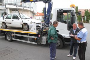 Continuă ridicarea maşinilor staţionate neregulamentar în Râmnic