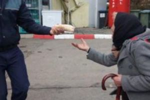 Ce a făcut un poliţist când a văzut o bătrânică la o benzinărie din Cluj