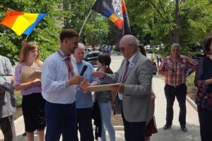 Sarbatoare mare la Nisporeni. Mircea Cosma si Ludmila Sfirloaga au oferit Placheta Centenar primarului, la implinirea a 400 de ani de la fondarea localitatii