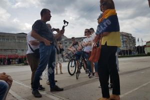 Activistul Mălin Bot a strâns semnături la Târgovişte pentru iniţiativa „Fără penali în funcţii publice”