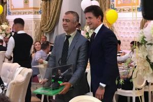 Gală pentru Neşu: Gică Popescu şi-a licitat ghetele din finala Cupei UEFA şi i-a donat Bichonului 30.000 euro (VIDEO)