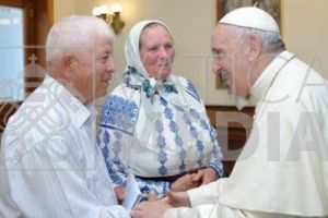 Papa Francisc, fascinat de frumuseţea costumului popular românesc