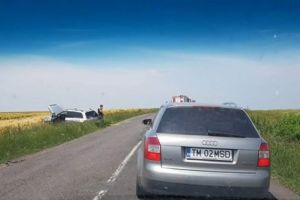 Trei persoane au fost ranite in urma unui accident, la Barateaz. Masina soferului vinovat s-a rasturnat