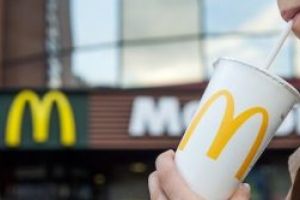 McDonald’s refuza sa renunte la paiele din plastic in localurile sale
