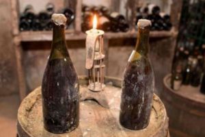 O sticlă cu vin galben datând din 1774, a fost vândută cu o sumă impresionantă