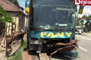 Accident în lanţ la Dej. Au fost implicate două autocare şi mai multe autoturisme VIDEO