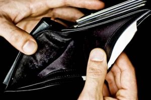 Tânără din Cluj, cercetată pentru furt la Alba Iulia – A profitat de neatenţia unui vârstnic şi i-a sustras 100 de lei