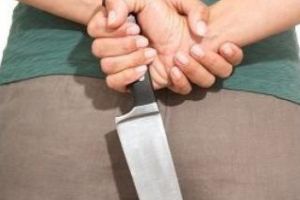 Caz desprins parcă din filme, în România: O femeie şi-a înjunghiat amantul cu 20 de ani mai tânăr, după ce au fost prinşi în fapt de iubitul acesteia