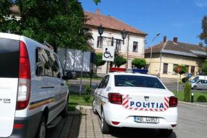O masina a Politiei parcata pe un loc de parcare destinat persoanelor cu handicap