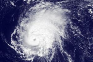 SUA au declarat stare de URGENȚĂ. Un URAGAN DEVASTATOR va LOVI coasta. CICLONUL SÂNGEROS se întoarce