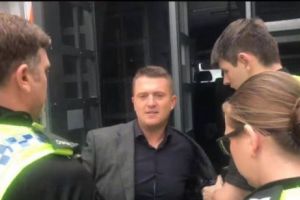 Arestarea reporterului Tommy Robinson şochează lumea: „Tommy este astăzi, dar tu vei fi mâine”. Regatul Unit, stat poliţienesc?