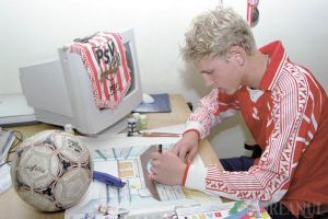 Mihai Neşu, în paginile primului număr din BIHOREANUL: Avea 17 ani şi urma să aleagă între fotbal şi... desen (FOTO)