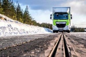 Noi cu şosele peticite, ei cu SF-uri. Suedezii testează prima stradă electrică din lume. Maşinile vor fi alimentate în mers