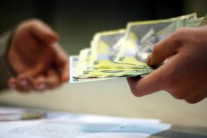 NOI SPORURI aprobate de Guvern. Ce categorie de bugetari vor primi mai mulţi bani