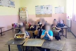Elevi umiliti la o scoala din judetul Bacau. Parintii sunt revoltati