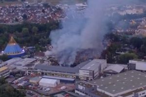 INCENDIU DEVASTATOR în al doilea cel mai mare parc de distracţii din Europa! 25.000 de oameni au fost EVACUAȚI. Care este starea