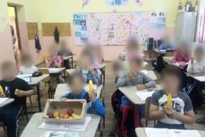 De necrezut! Elevii unei şcoli din Bacău, puşi să mimeze că mănâncă fructe pentru o şedinţă foto. Apoi, fructele le-au fost luate