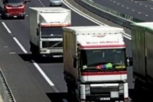Un tirist român jignit şi şicanat în trafic de un italian a vrut să-şi facă singur dreptate cu cuţitul

