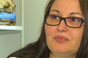 O femeie paralizată a fost torturată în arest: „M-au tăiat pe picioare cu un capac de conservă, m-au muşcat”