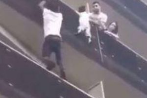 Un tânăr a escaladat o clădire din Paris pentru a salva un copil. Video!