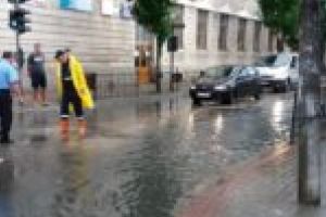 O ploaie torenţială a inundat patru zone circulate din Caransebeş