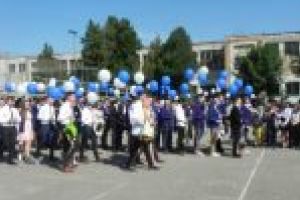 FOTO: Gaudeamus Igitur! Absolvenţii colegiilor din Cugir au spus adio vieţii de elev