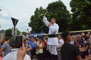 FOTO&VIDEO. Moment spectaculos, la Zilele Oraşului! A lăsat scena şi a cântat între sătmăreni