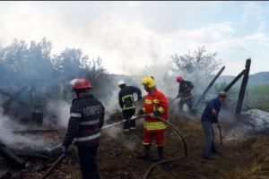O persoană a ajuns la spital cu arsuri pe faţă, după ce a încercat să stingă un incendiu izbucnit în gospodărie