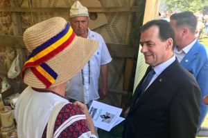 Preşedintele PNL, Ludovic Orban, europarlamentarul Daniel Buda şi alţi liberali, la festivalul de la Cormaia