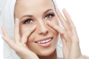 Chiar funcţionează: Cum să-ţi masezi faţa pentru a preveni apariţia ridurilor din jurul ochilor