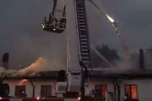 INCENDIU PUTERNIC în Bucureşti. ȘCOALĂ DISTRUSĂ de FOC