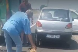 IMAGINI ȘOCANTE. Un CÂINE a fost LEGAT de maşină şi TÂRÂT pe stradă. Explicaţia STĂPÂNULUI este HALUCINANTĂ