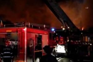 INCENDIU la o şcoală din Capitală! Acoperişul s-a prăbuşit, după ce a fost mistuit de flăcări
