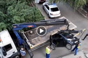 Profesioniştii în ridicări auto din Cluj-Napoca. Parcă sunt la prima ridicare - VIDEO