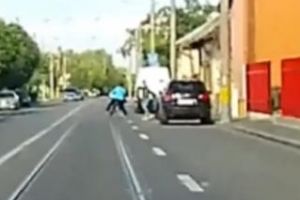CLUJ: Biciclistă accidentată după ce un taximetrist i-a deschis uşa în faţă. A cui e vina? VIDEO